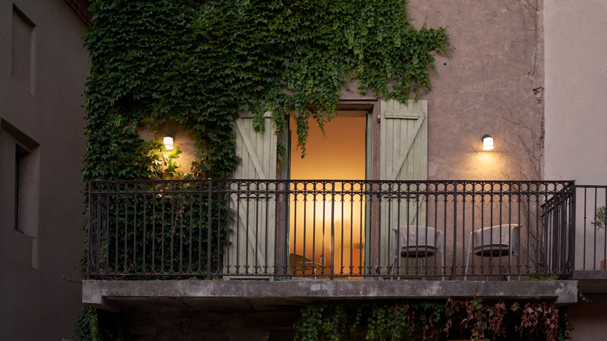 المصممة الدنماركية جولي كلوس مولسجارد تحوّل منزلًا فرنسيًا من العصور الوسطى إلى بيت ضيافة